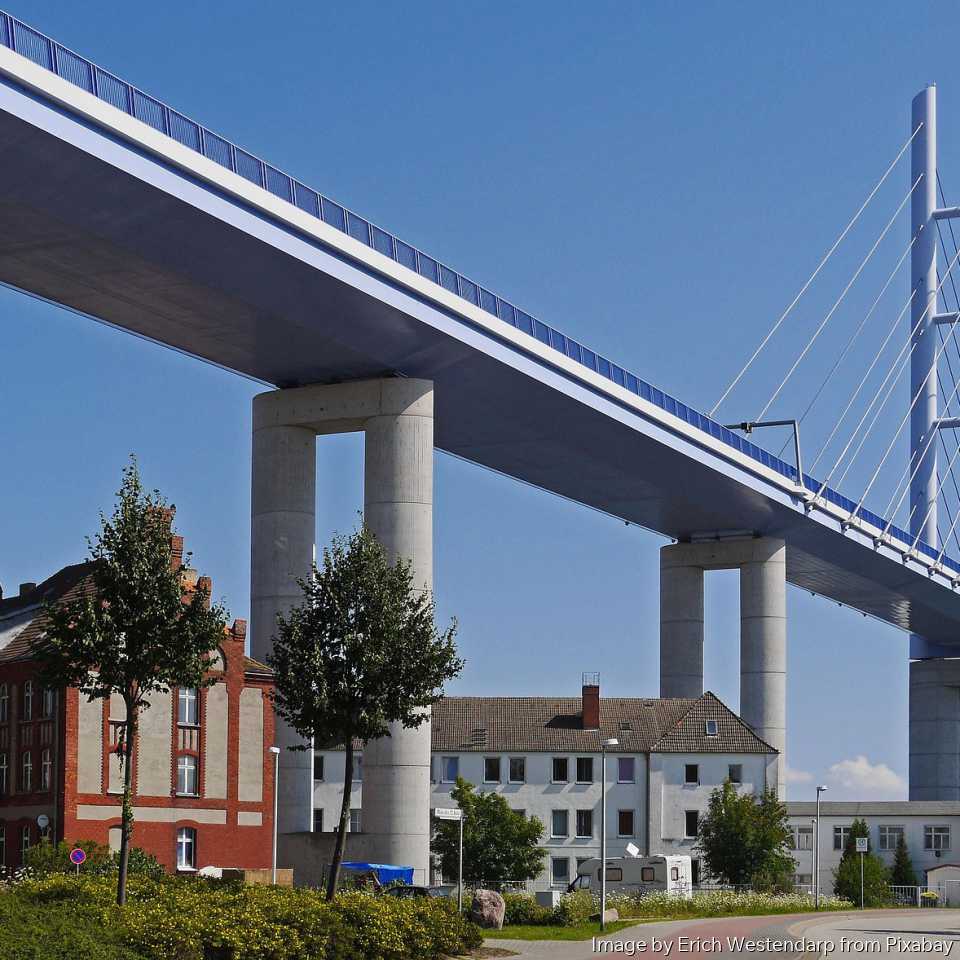 Häuser unter der Rügen-Brücke